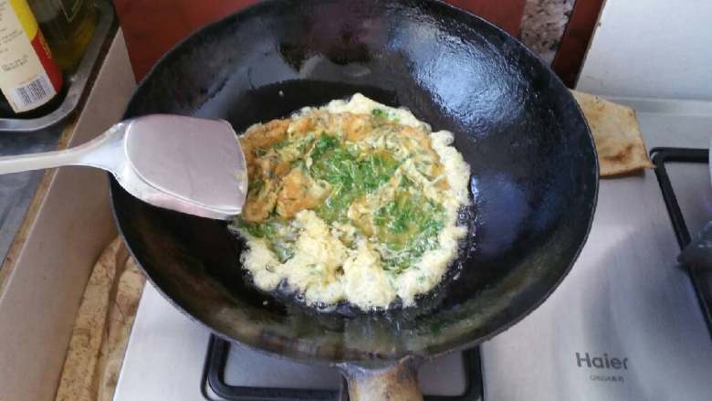 香椿炒鸡蛋,将混合蛋液倒入锅中，翻炒均匀即可。
