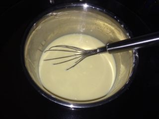 椰奶布丁,加布丁粉入溶液，加5ml柠檬汁，调匀