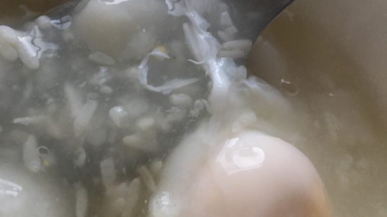 米酒鸡蛋小圆子#健康美颜餐#,淀粉不宜太多，不然就像浆糊一样了