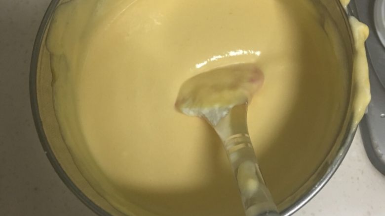 海洋芒果酸奶慕斯蛋糕,将打发好的奶油倒入芒果泥中，上下搅拌