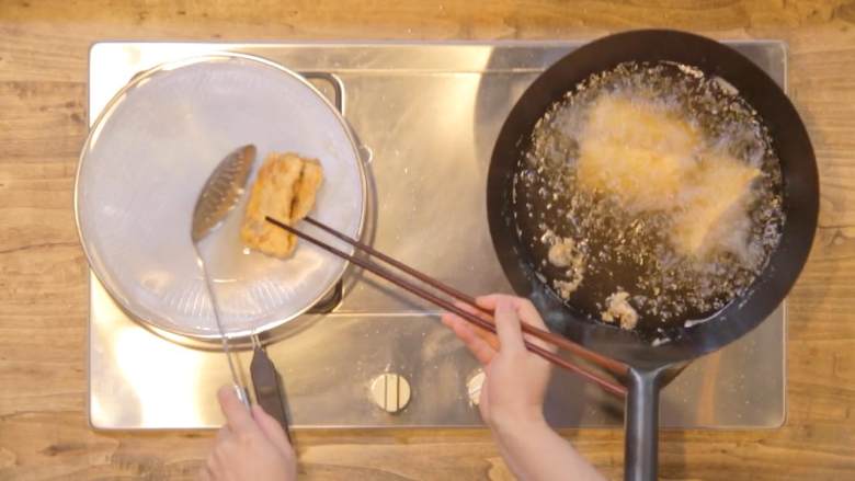 腊八蒜炖带鱼&汁油饼,1-5.将带鱼倒入油锅中，油炸后捞出放置一旁滤油