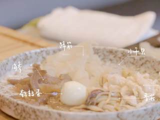 飘香皇坛子,将海参、蹄筋、鱼肚、小干贝、煮熟的鹌鹑蛋、香菇、鸡肉丝倒入鸡汤中，倒入适量盐、鸡粉