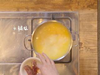 飘香皇坛子,将火腿丝倒入鸡汤中，片刻后捞出放置一旁