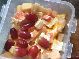 【春】🌺水果沙拉,桃粒铺上，放沙拉酱，然后再放一轮刚刚的水果