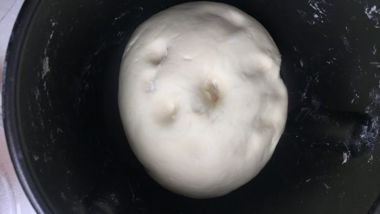 红薯豆沙包,盖上保鲜膜放在温暖处发酵至两倍大（这张图是之前白面团的图）