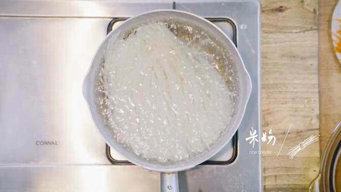 江西炒米粉＆原盅南瓜汤 ,取煮锅烧水，将米粉煮熟过冷水备用