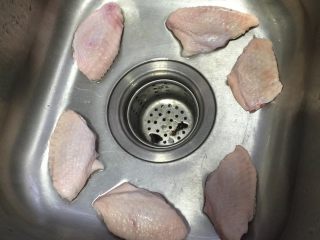 新奥尔良秘制烤翅🐔,用清水清洗干净鸡翅
