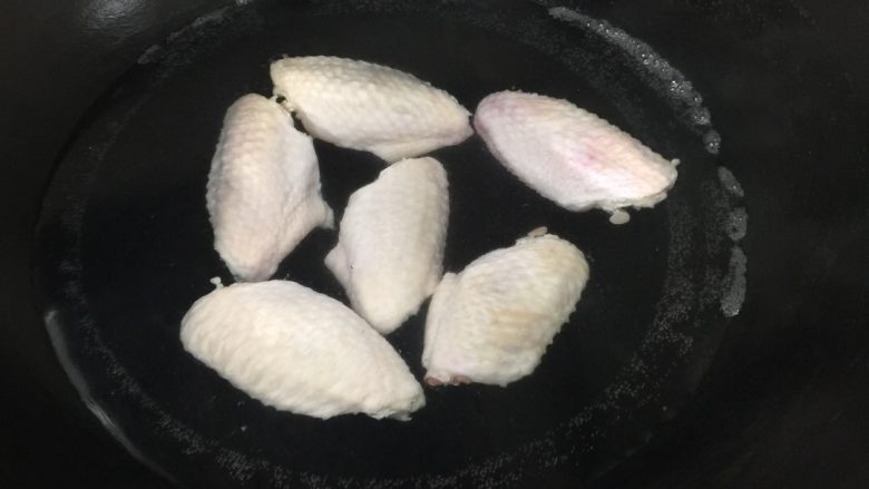新奥尔良秘制烤翅🐔,烧开水后，把鸡翅放下去热一热，半熟状捞起