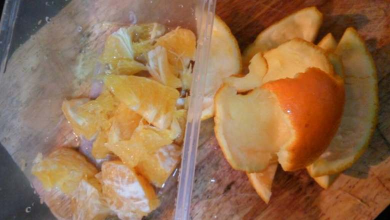 止咳润肺银耳羹,炖银耳期间，将泡好盐水的橙子冲一下清水，切小块把橙肉和皮分开