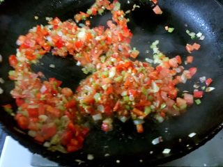 西班牙海鲜饭,炒香了蒜茸和洋葱后，加入番茄，转中火炒出番茄汁