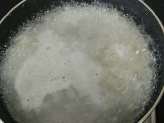 樱花小圆子（酒酿）,烧开的水中加入小圆子一般小圆子放进去要搅和几下免得粘锅底，烧到圆子浮起来就熟了。