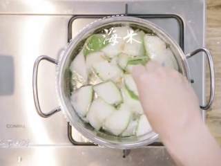 扁豆焖面&冬瓜丸子汤,2.姜丝和冬瓜一起放入锅中，加入虾米