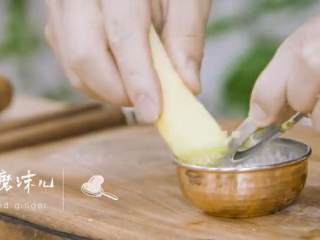 扁豆焖面&冬瓜丸子汤,3.姜磨沫放入肉末中搅拌