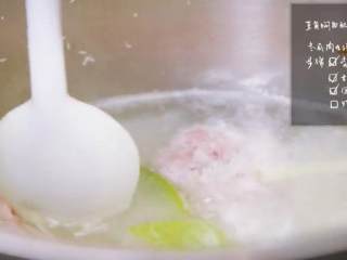 扁豆焖面&冬瓜丸子汤,5.用勺子做肉丸，放入汤锅中炖煮