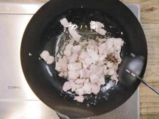 扁豆焖面&冬瓜丸子汤,4.热锅倒油，倒入五花肉爆炒，加八角