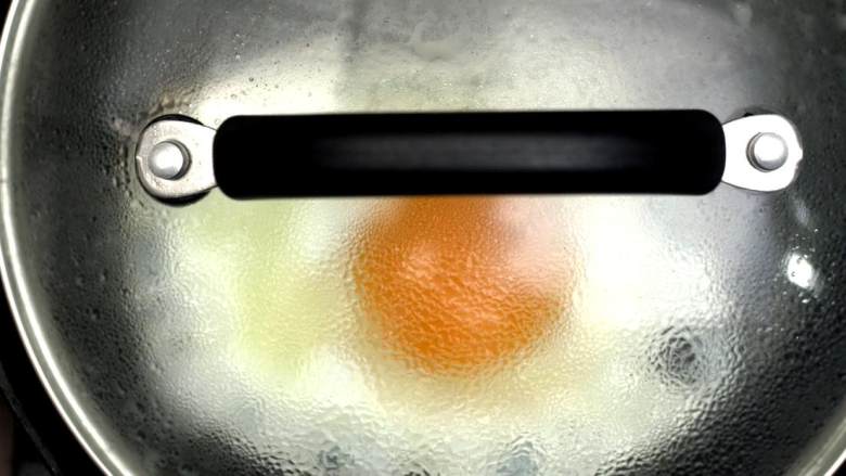 煎蛋 蒸蛋 溏心蛋,撒几滴水，迅速盖上锅盖。利用水蒸气使蛋白凝结