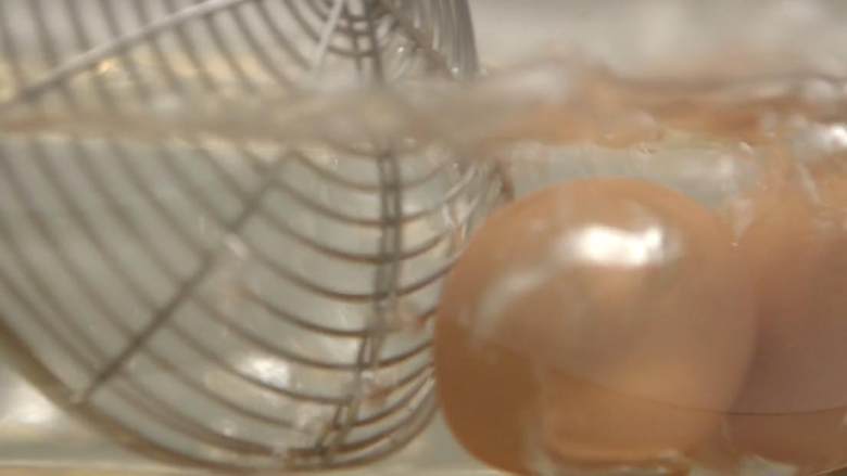 煎蛋 蒸蛋 溏心蛋,顺时针搅拌，再逆时针搅拌，重复多次，使蛋黄停留在鸡蛋中心