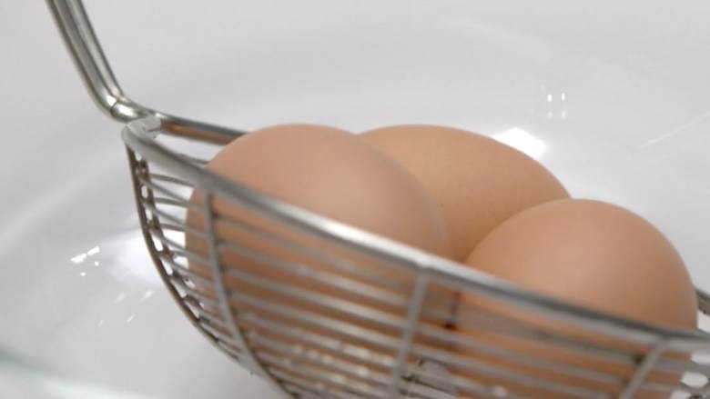 煎蛋 蒸蛋 溏心蛋,5-6分钟后关火捞出鸡蛋