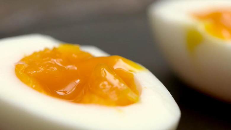 煎蛋 蒸蛋 溏心蛋,冷水持续冲淋，表面冷却后剥壳切半