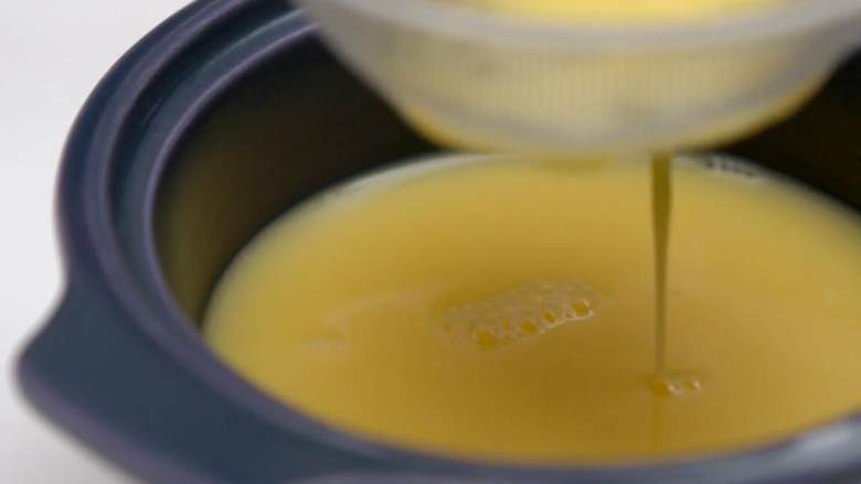 煎蛋 蒸蛋 溏心蛋,蛋液过筛，滤出气泡，避免表面出现气孔