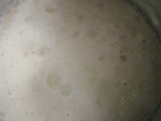 蛋奶醪糟燕麦粥#健康美颜餐#,牛奶倒入锅中，加醪糟和燕麦片煮开，依次搅入葛粉，鸡蛋液再次煮开，撒入葡萄干枸杞关火即可。