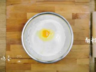 支竹羊腩煲&手抓饼,手抓饼步骤：1.面粉中加入鸡蛋和适量水，搅拌和面