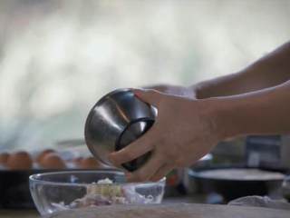 泰式炸猪排青木瓜沙拉,2-3个红辣椒切碎放入木瓜丝碗，再加胡椒粉、盐、碎葱和蒜泥