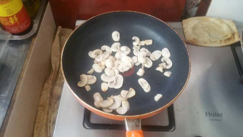 咖喱鸡饭,焯水后口蘑下锅煸干，盛出备用。
