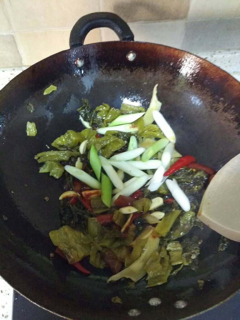酸菜黄辣丁,放入适量豆瓣酱和先切好的泡椒泡姜蒜，炒香即可