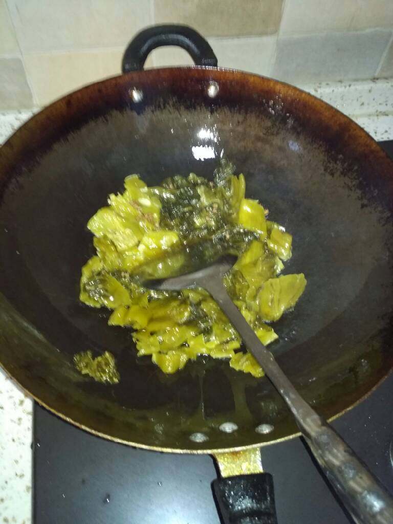 酸菜黄辣丁,锅中放油，待冒青烟时将酸菜，花椒放入锅中炒至酸菜泛白