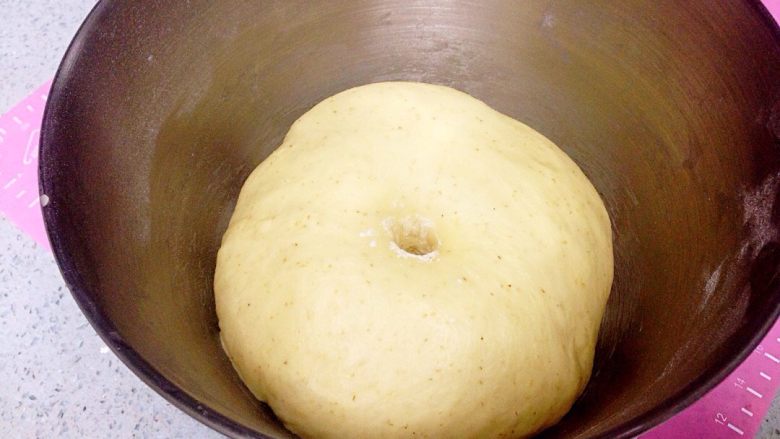 芝士肠仔包,把面团搓圆，放入厨师机，盖上保鲜膜，室温发酵至2倍大。