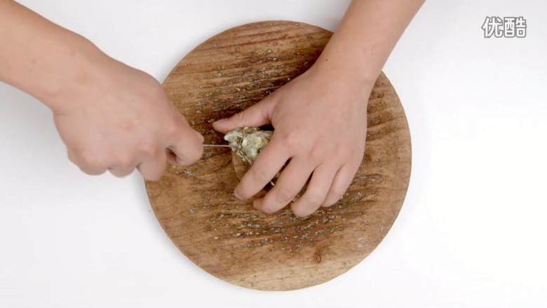 三种方法开生蚝,国际惯用手法：1.生蚝置于生蚝盘中，刀尖插入生蚝头部