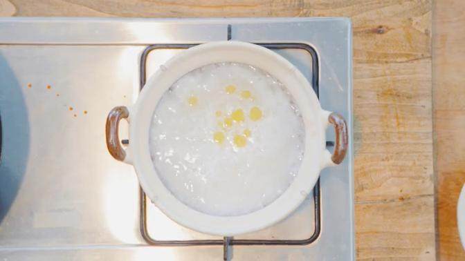 玫瑰叉烧煲仔饭,将米洗干净浸泡15分钟，加入少许油搅拌均匀盖盖儿煮饭