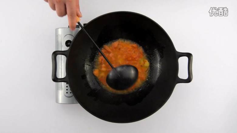 番茄烧菜 竟也有那么多小技巧,1-3 热锅冷油，倒入番茄，捣碎番茄，炒至出汁