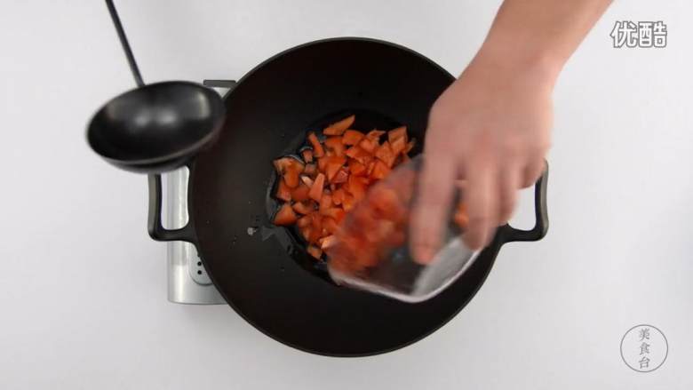 番茄烧菜 竟也有那么多小技巧,2-2 热锅起油，番茄煸炒，捣碎
