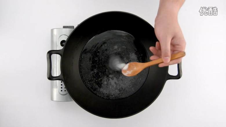 番茄烧菜 竟也有那么多小技巧,3-1 热锅倒水，沸腾前加盐、油