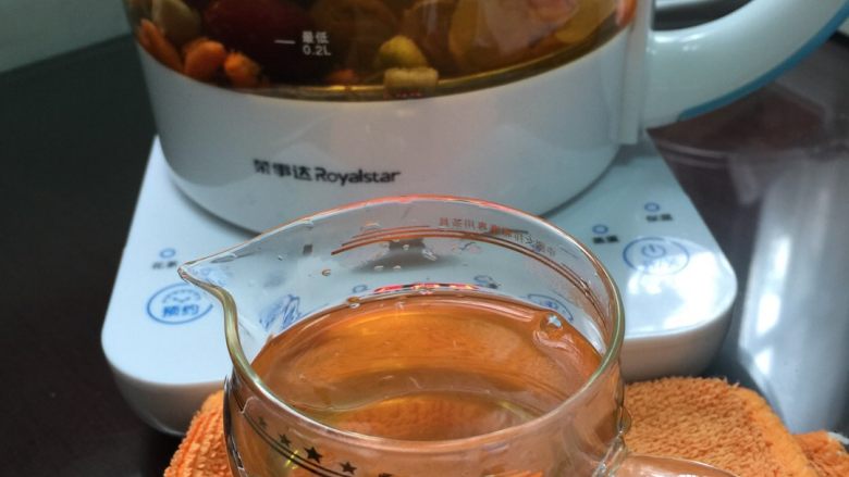 办公室养颜茶#健康美颜餐#,倒入杯子中，这样一锅一般可以喝一上午。下午可以再加一锅水，继续烧来喝。