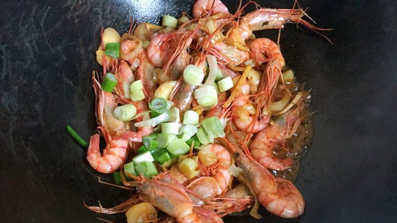 红烧海虾#健康美颜餐#,放适量盐调味，放大葱叶翻炒片刻，收汁，出锅！