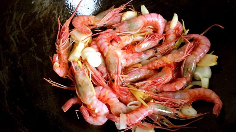 红烧海虾#健康美颜餐#,下海虾翻炒片刻。