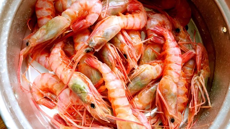 红烧海虾#健康美颜餐#,<a style='color:red;display:inline-block;' href='/shicai/ 294'>海虾</a>洗净，沥干水备用。