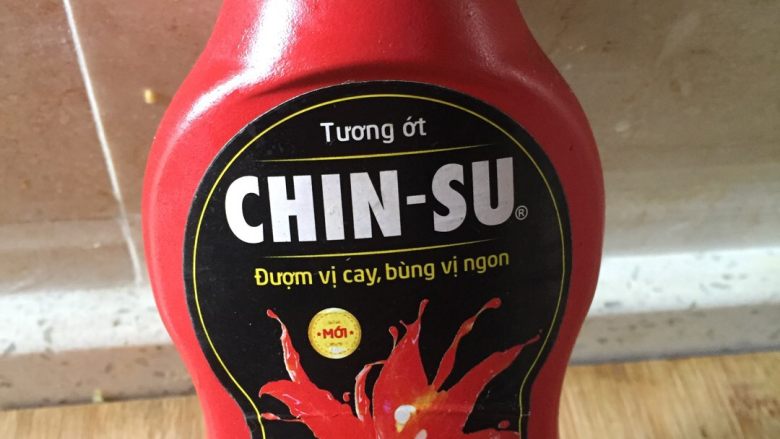 凉拌木耳,越南背回来的辣椒酱，没记错的话好像是人民币大概六块钱一瓶，很好吃的辣椒酱