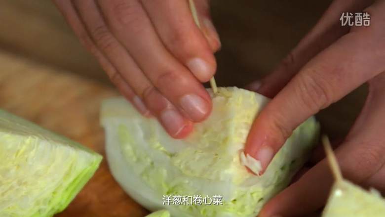 腌肉蔬菜浓汤,用牙签固定容易煮散的洋葱和卷心菜