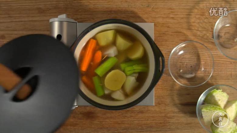 腌肉蔬菜浓汤,加入洋葱、胡萝卜、芹菜和土豆，盖上锅盖煮10分钟