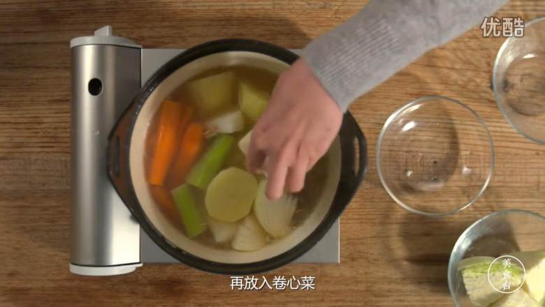腌肉蔬菜浓汤,再放入卷心菜煮10分钟就完成了。