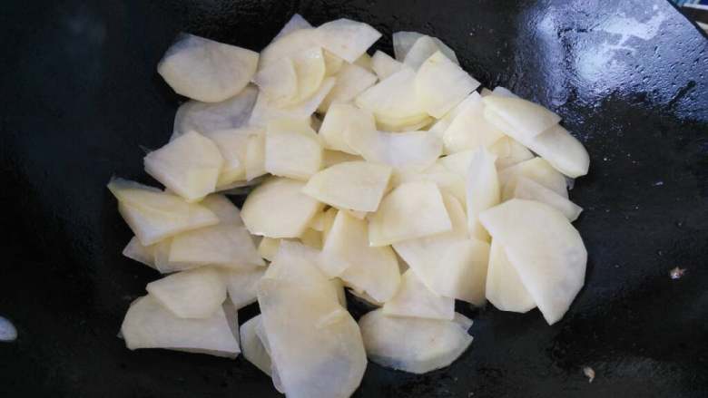 ≈青椒土豆片≈#健康美颜餐#,锅内倒入适量的油，把土豆片沥干水分后，倒入锅中翻炒
