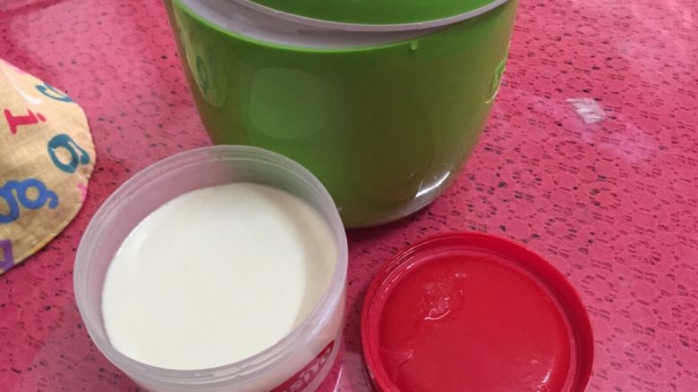 自做酸奶,等8-12小时即成健康美味的酸奶，根据个人口味购买酸奶粉哦