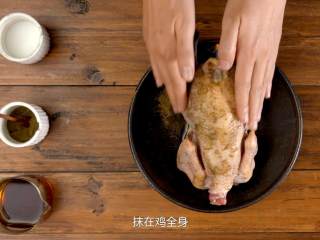 手撕椒麻鸡,土鸡洗净，用盐、鸡、料酒抹至鸡全身，腌制20分钟