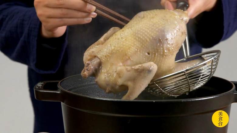 手撕椒麻鸡,直至筷子可以戳破鸡肉，将鸡捞出，放置一边，待其凉透