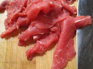 家常小炒牛肉,牛肉洗净，切片。