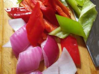 家常小炒牛肉,青红椒，洋葱切小块备用。